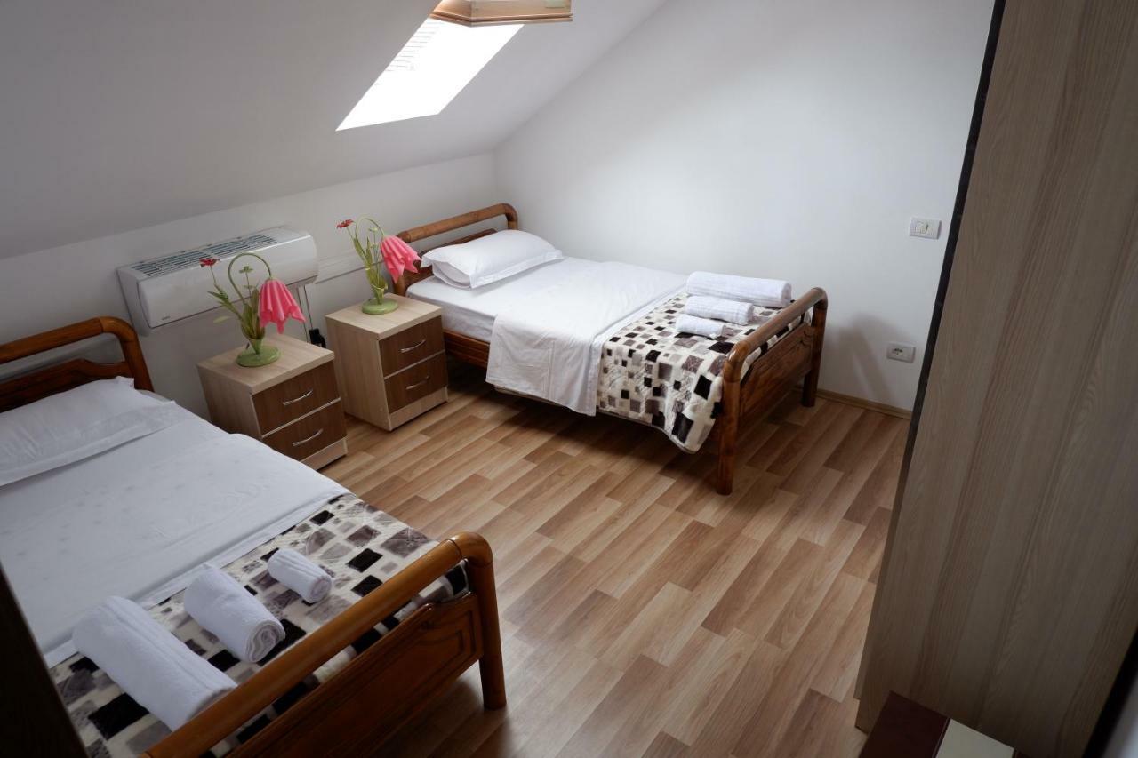 Hotel Kings Apartments Bajram Curri Esterno foto