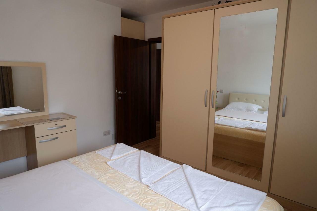 Hotel Kings Apartments Bajram Curri Esterno foto