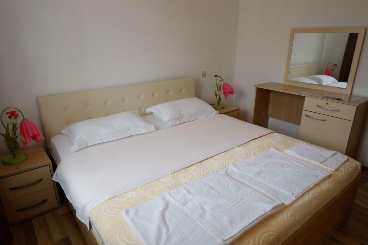 Hotel Kings Apartments Bajram Curri Esterno foto